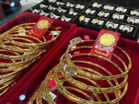 Giá Vàng tăng thêm gần 5 triệu đồng/lượng,  đồng USD quay đầu giảm