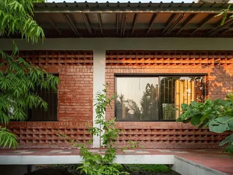 Nhà gạch một tầng hài hòa giữa vườn cây xanh